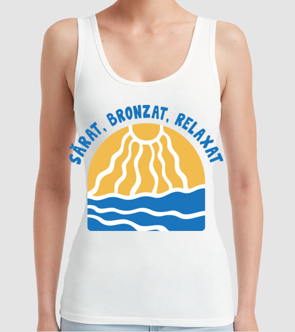 Sărat, bronzat, relaxat model alb pe tricou