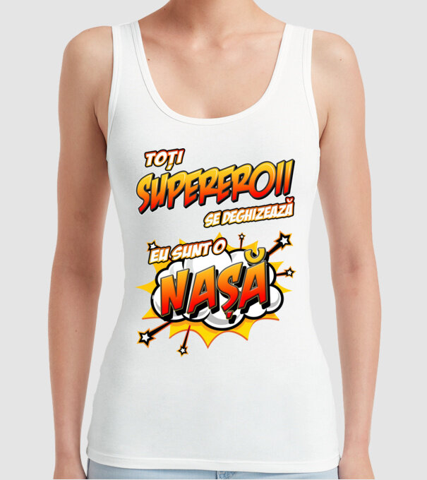 Toți supereroii se deghizează, eu sunt o nașă model alb pe tricou