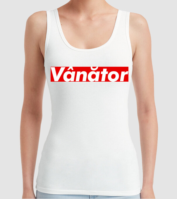 vânător model alb pe tricou