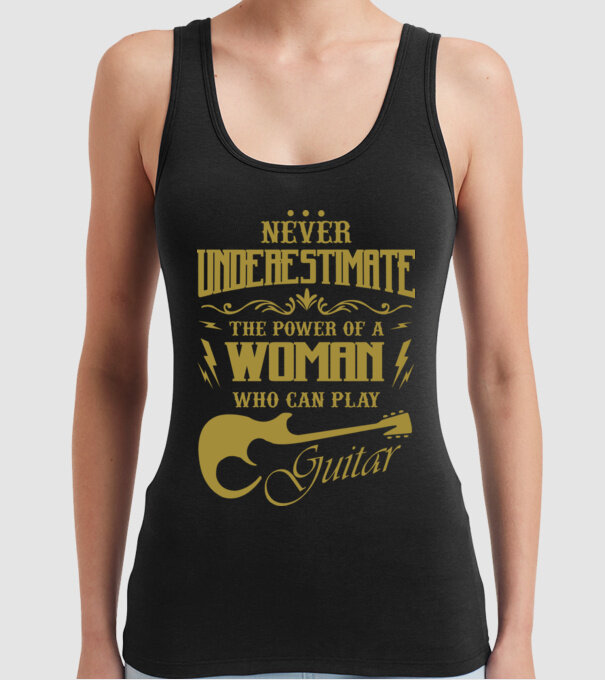 Femeia chitaristă model negru pe tricou