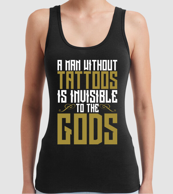 A man without tattoos is invisible to the gods model negru pe tricou