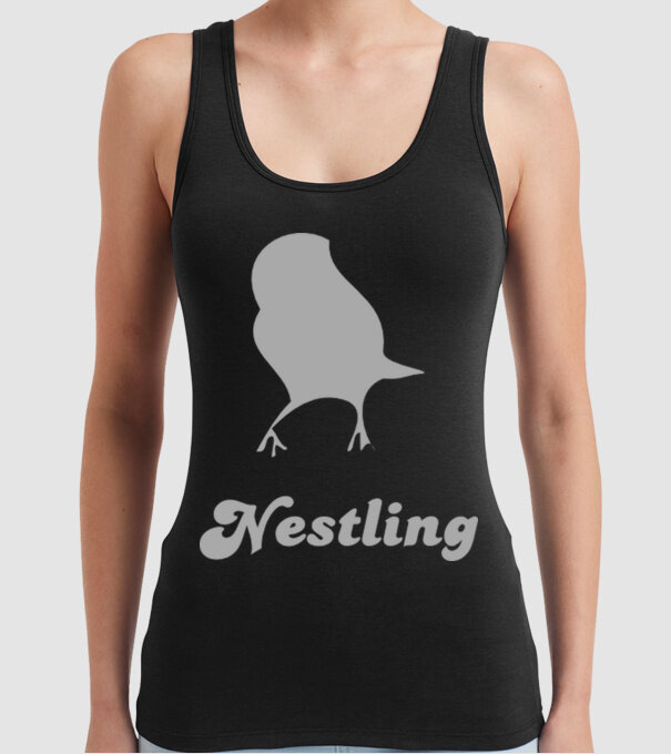 Nestling model negru pe tricou
