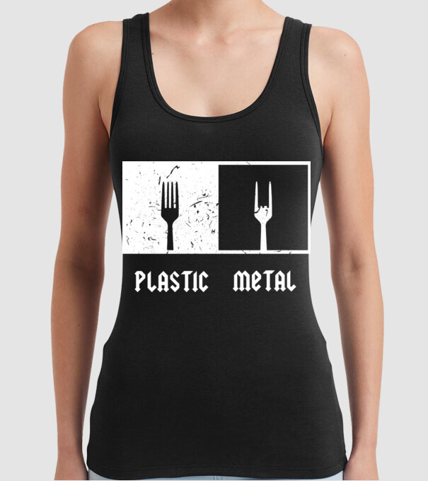 Plastic vs metal model negru pe tricou