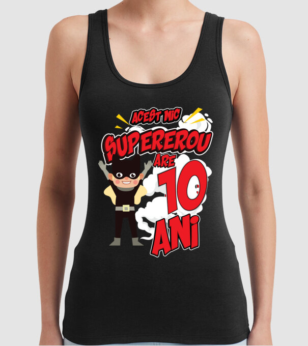 Acest mic supererou are 10 ani model negru pe tricou