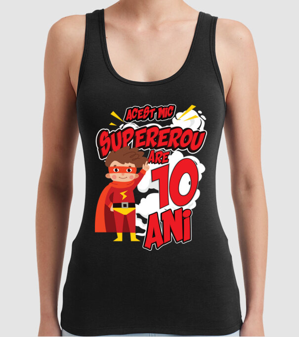 Acest mic supererou are 10 ani model negru pe tricou