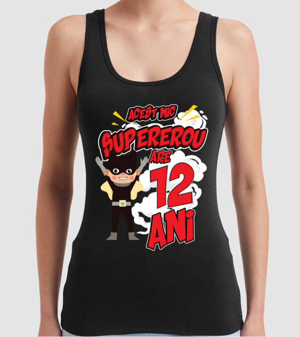 Acest mic supererou are 12 ani model negru pe tricou