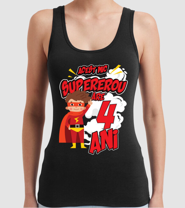 Acest mic supererou are 4 ani model negru pe tricou
