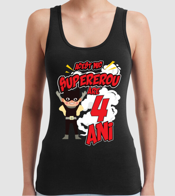 Acest mic supererou are 4 ani model negru pe tricou