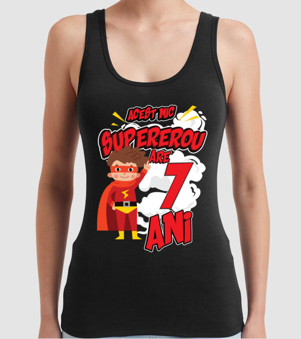 Acest mic supererou are 7 ani model negru pe tricou