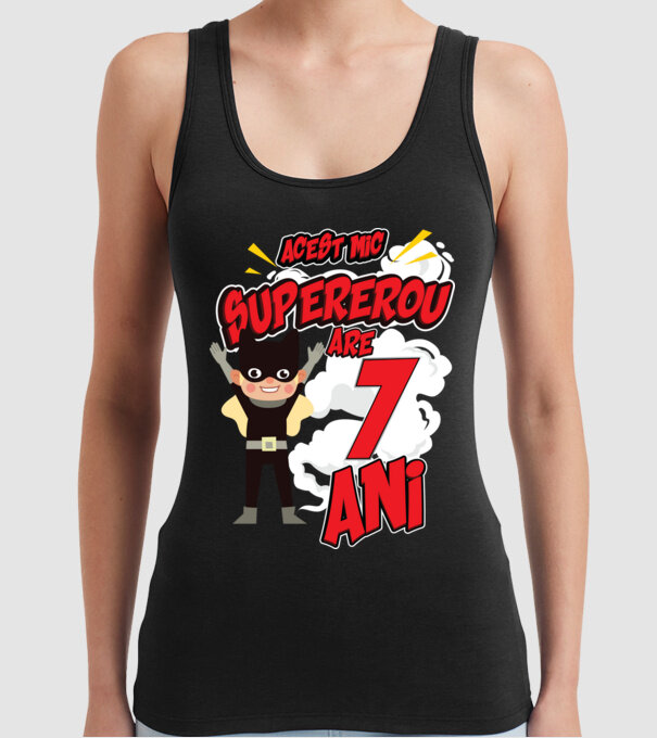 Acest mic supererou are 7 ani model negru pe tricou