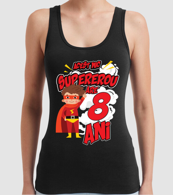 Acest mic supererou are 8 ani model negru pe tricou