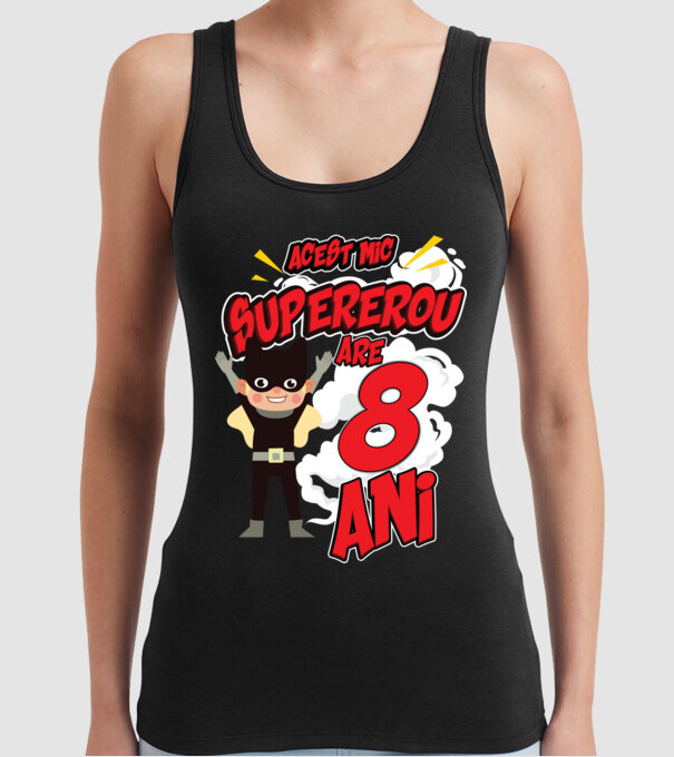 Acest mic supererou are 8 ani model negru pe tricou