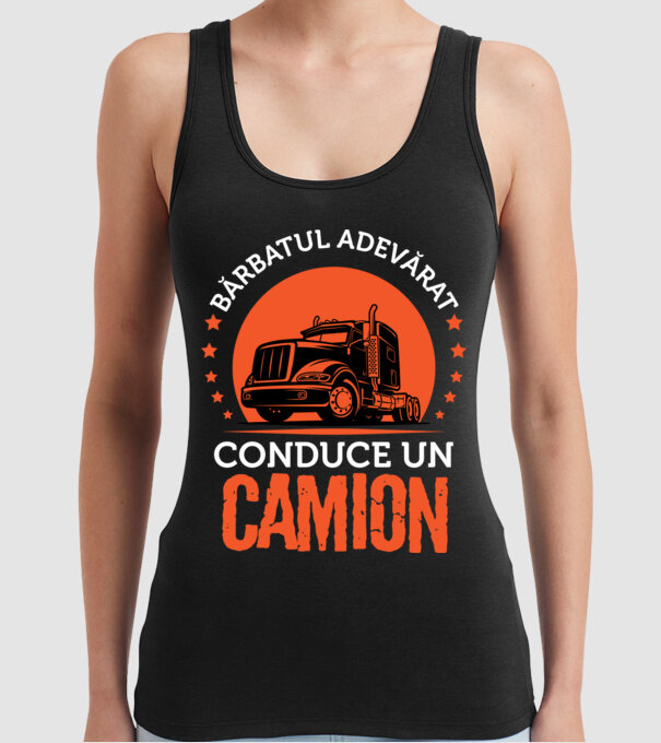 Bărbatul adevărat conduce un camion model negru pe tricou