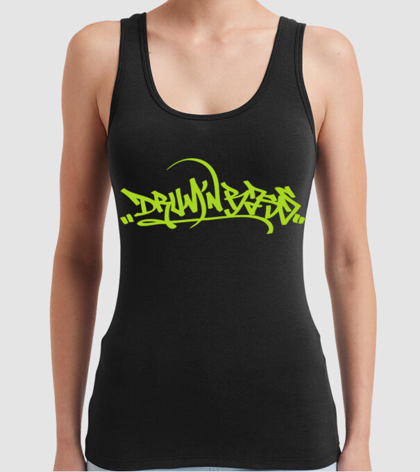 drum and bass model negru pe tricou