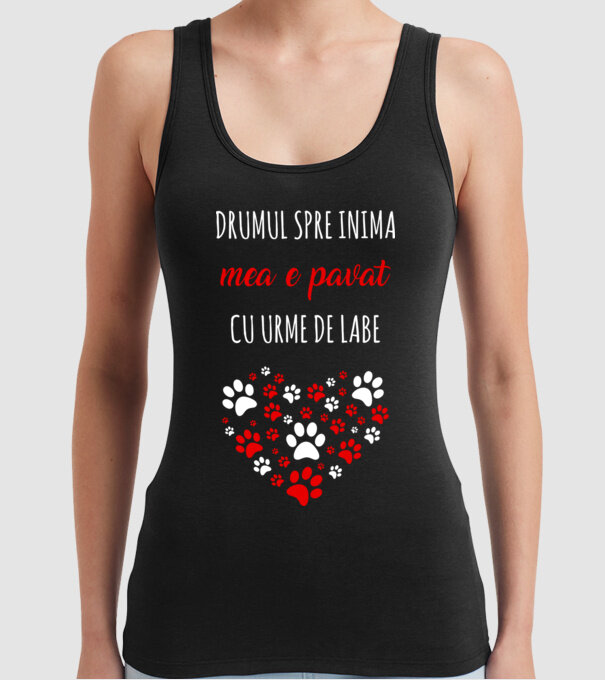 Drumul spre inima mea e pavat cu urme de labe model negru pe tricou