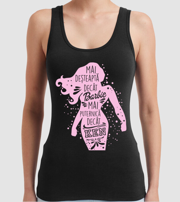 Mai deșteaptă decât Barbie, mai puternică decât Ken model negru pe tricou