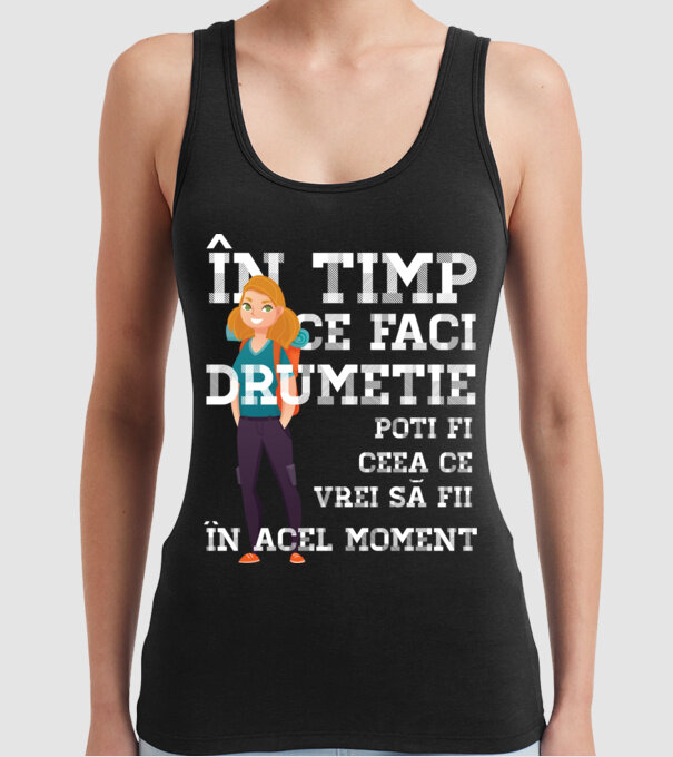 în timp ce faci drumeție poți fi ceea ce vrei să fii - în acel moment model negru pe tricou