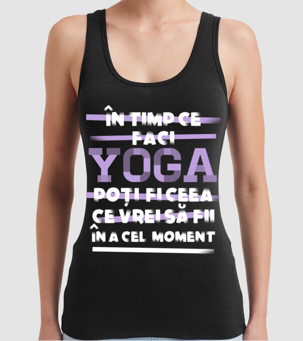 în timp ce faci yoga poți fi ceea ce vrei să fii - în acel moment model negru pe tricou