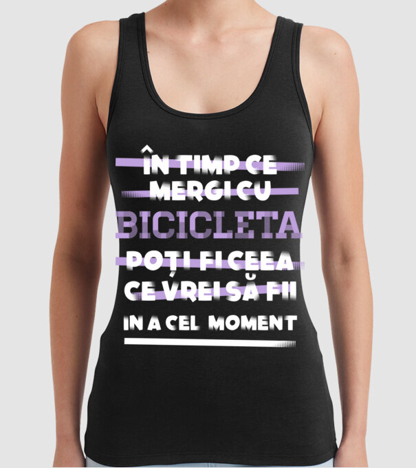 în timp ce mergi cu bicicleta poți fi ceea ce vrei să fii - în acel moment model negru pe tricou