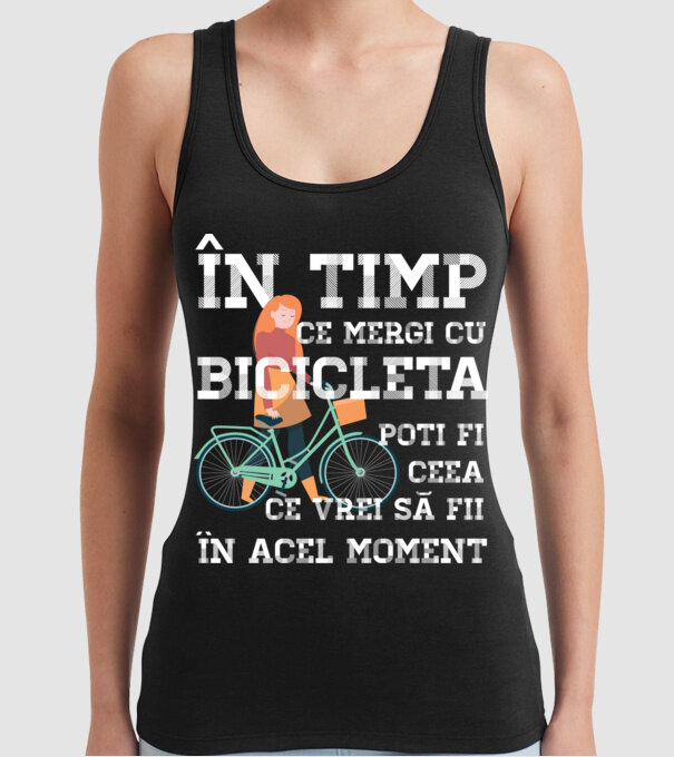 în timp ce mergi cu bicicleta poți fi ceea ce vrei să fii - în acel moment model negru pe tricou
