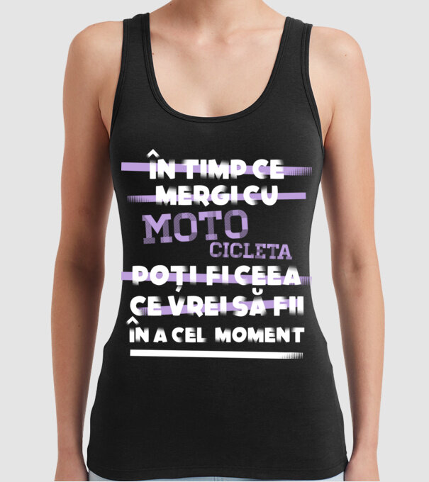 în timp ce mergi cu motocicleta poți fi ceea ce vrei să fii - în acel moment model negru pe tricou
