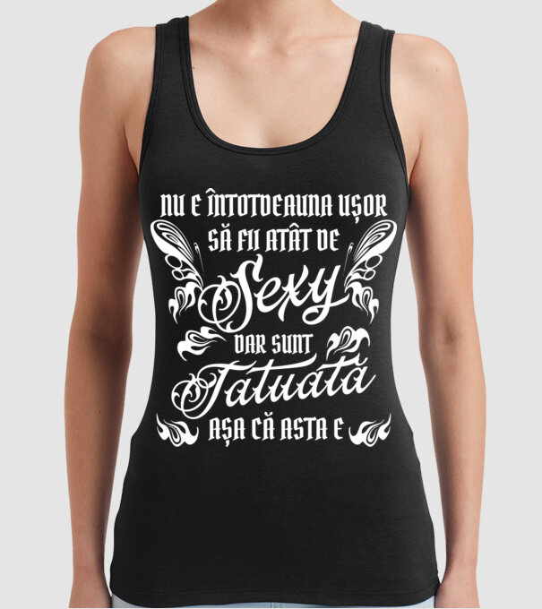 Nu e întotdeauna ușor să fii atât de sexy, dar sunt tatuată, așa că asta e model negru pe tricou