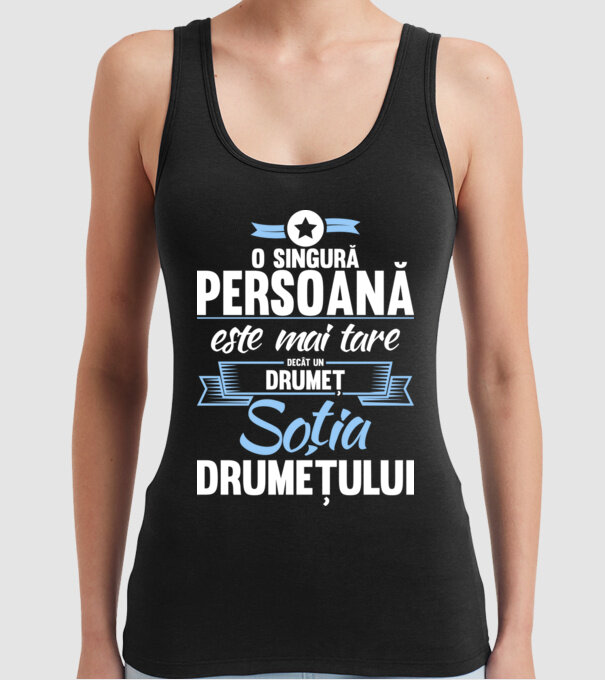 numai o persoană este mai tare decât un amator de drumeții, soția amatorului de drumeții model negru pe tricou