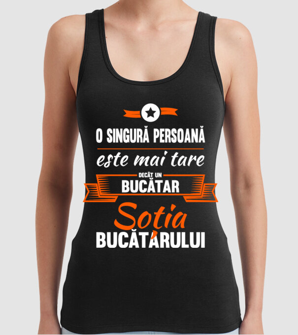 O singură persoană este mai tare decât un bucătar, soția bucătarului model negru pe tricou