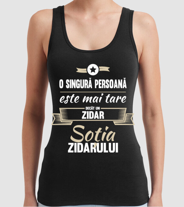 O singură persoană este mai tare decât un zidar, soția zidarului model negru pe tricou