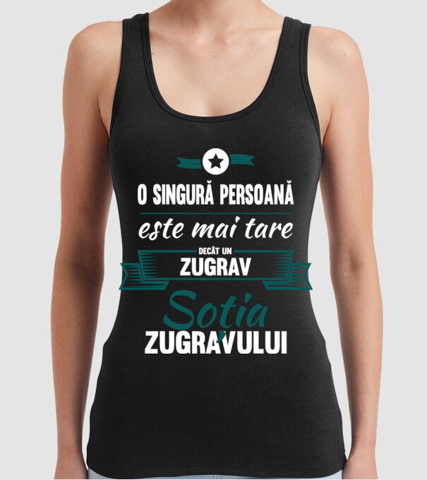 O singură persoană este mai tare decât un zugrav, soția zugravului model negru pe tricou