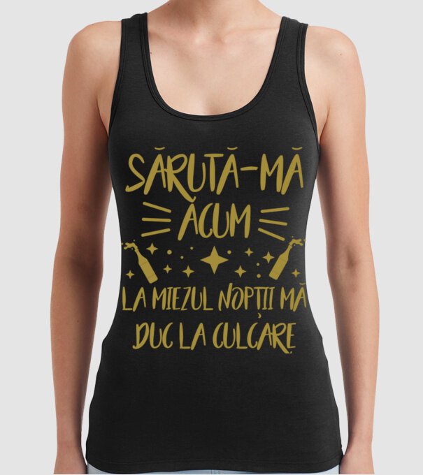 sărută-mă acum, la miezul nopții mă duc la culcare model negru pe tricou