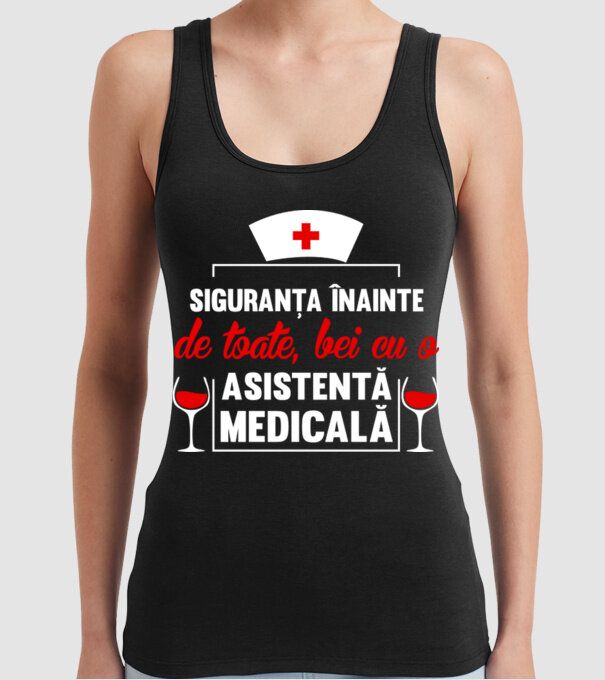Siguranța înainte de toate, bei cu o asistentă medicală model negru pe tricou