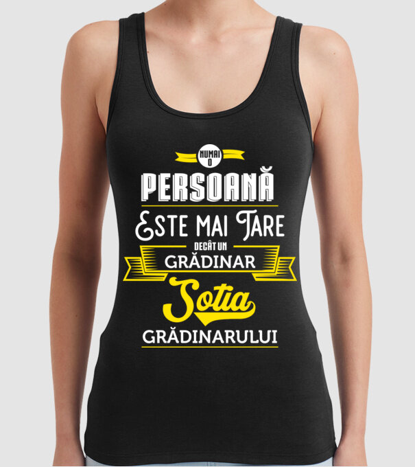 numai o persoană este mai tare decât un grădinar, soția grădinarului model negru pe tricou