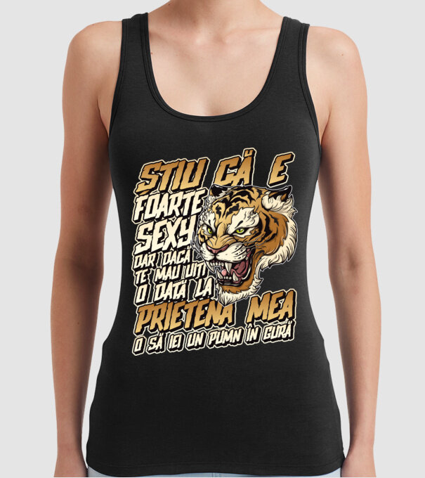 Știu că e foarte sexy, dar dacă te mai uiți o dată la prietena mea, o să iei un pumn în gură model negru pe tricou
