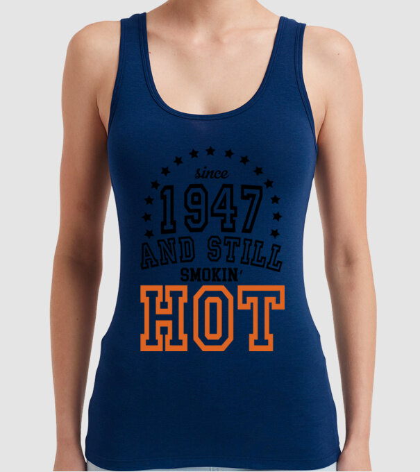 'Since and still smokin'' hot - 1947' model albastru închis pe tricou