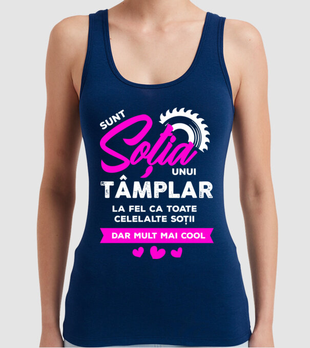 sunt soția unui tâmplar, la fel ca toate celelalte soții, dar mult mai cool model albastru închis pe tricou