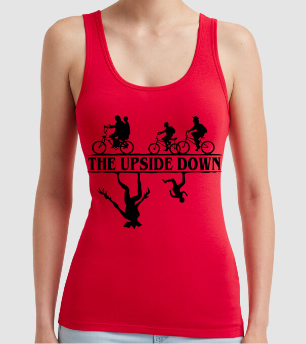 upside down model roșu pe tricou