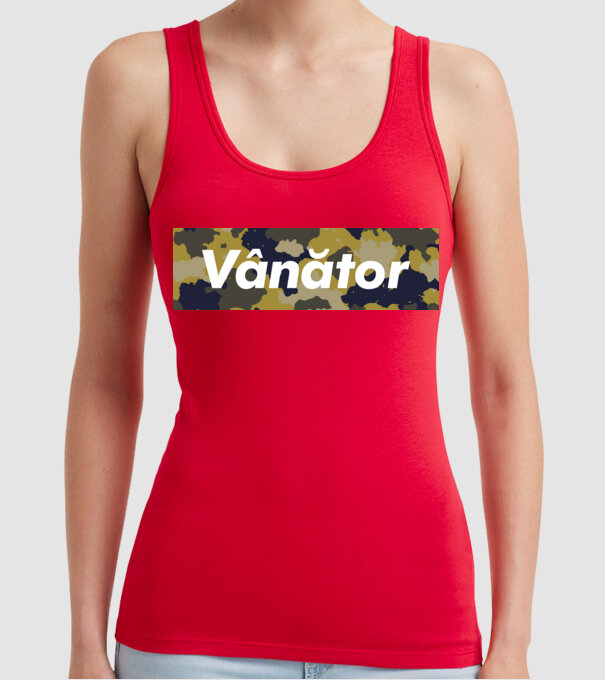 vânător model roșu pe tricou