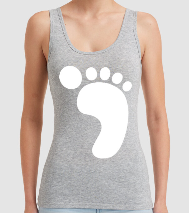 Picior model gri pe tricou