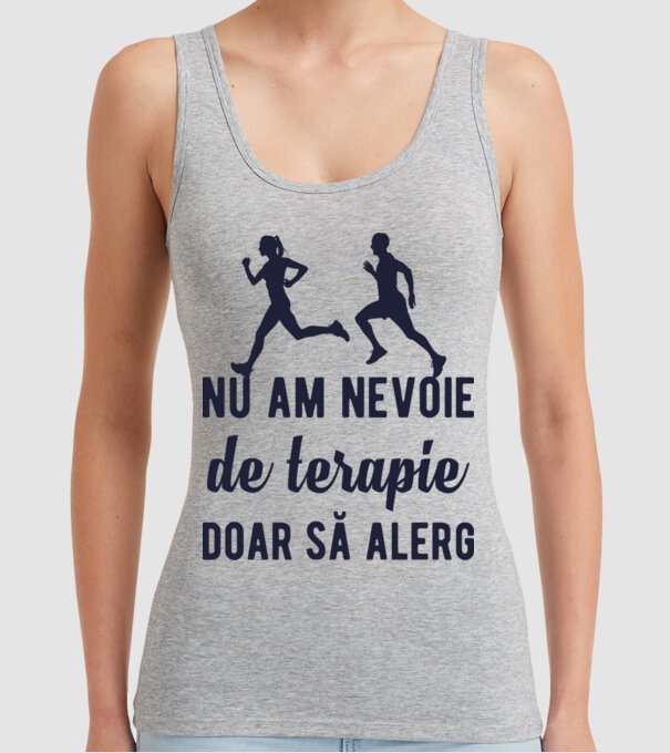 nu am nevoie de terapie, doar să alerg model gri pe tricou