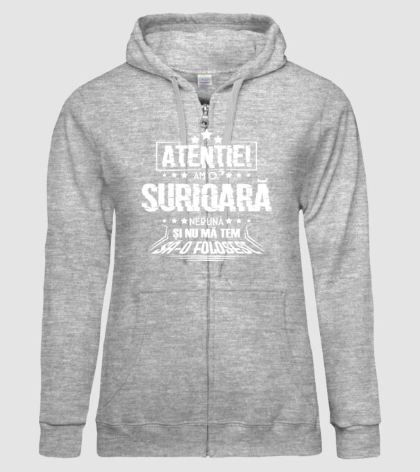 Atenție! Am o surioară nebună și nu mă tem să o folosesc. model gri pe tricou