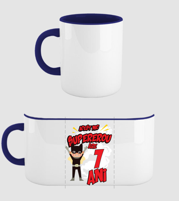 Acest mic supererou are 1 an model albastru închis pe tricou