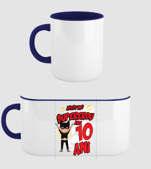 Acest mic supererou are 10 ani model albastru închis pe tricou