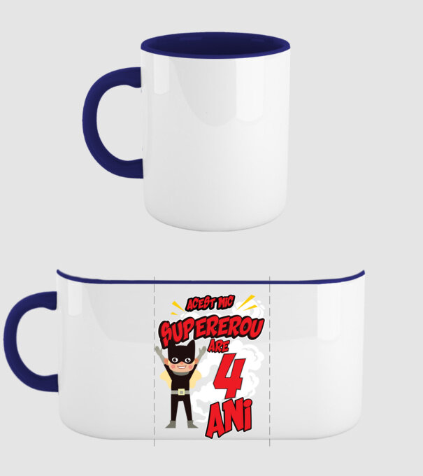 Acest mic supererou are 4 ani model albastru închis pe tricou