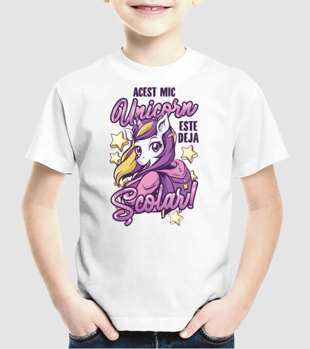 Acest mic unicorn este deja școlar model alb pe tricou