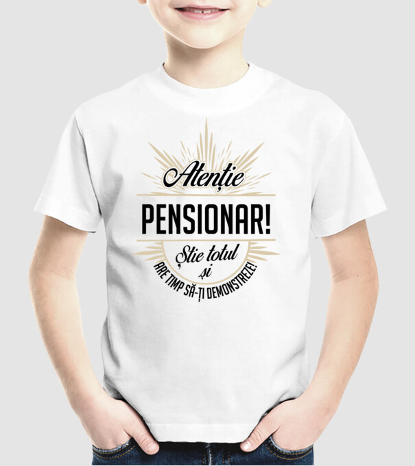 Atenție pensionar! Știe totul și are timp să-ți demonstreze! model alb pe tricou
