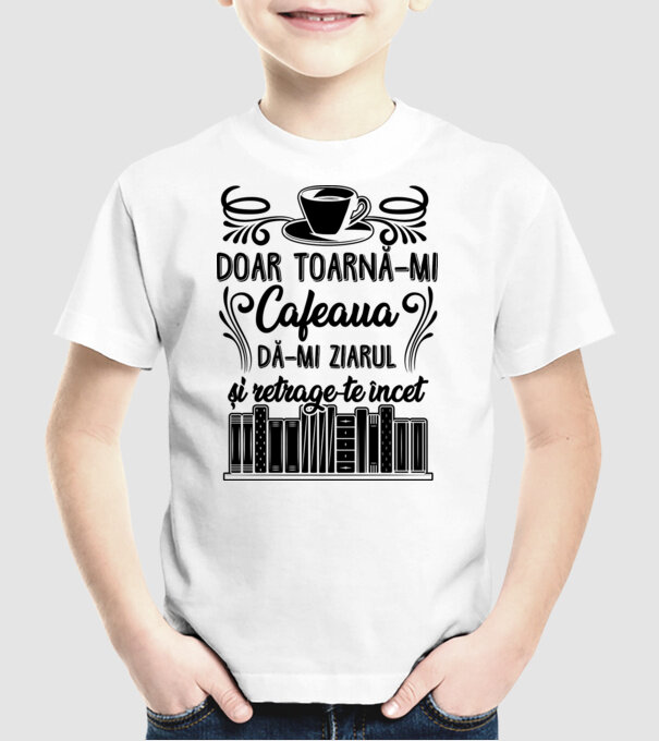 Doar toarnă-mi cafeaua, dă-mi ziarul și retrage-te încet D7979895 model alb pe tricou