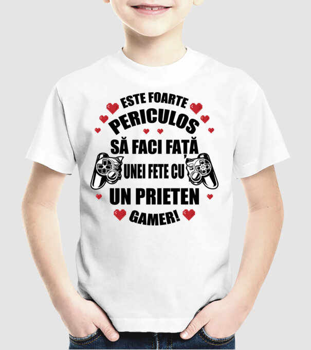 este foarte periculos să faci față unei fete cu un prieten gamer! model alb pe tricou