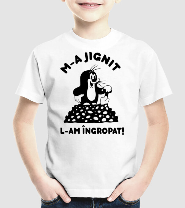M-a jignit, l-am îngropat model alb pe tricou
