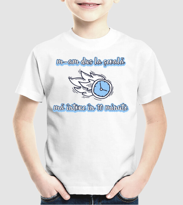 m-am dus la școală, mă întorc în 10 minute model alb pe tricou
